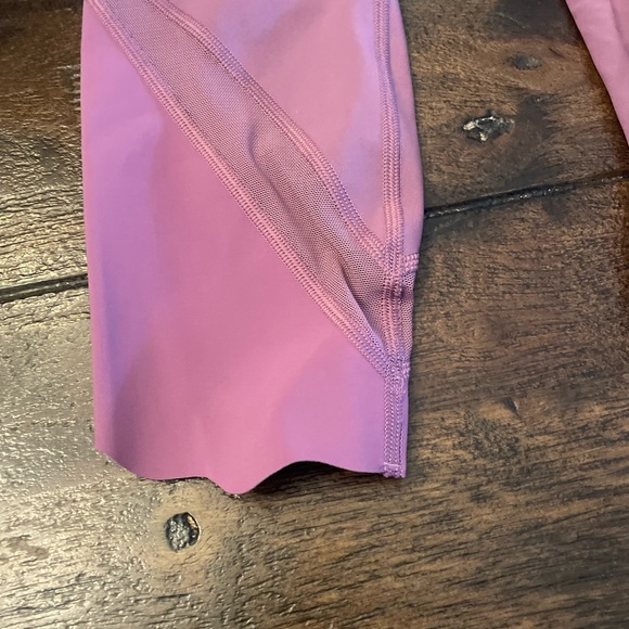 Size 4 lavender lululemons they are crop pants - Picture 5 of 5